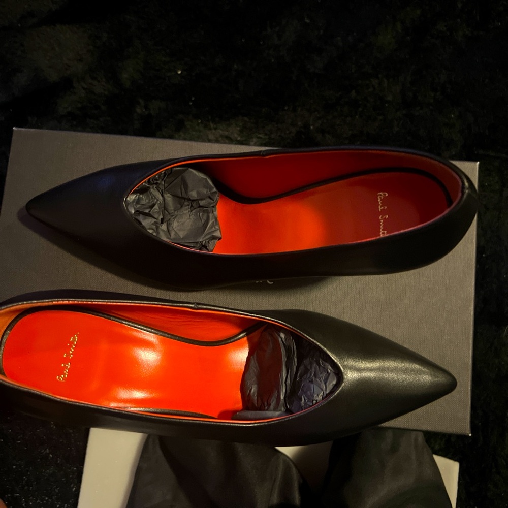 Hi I’m selling a new pair of black pumps